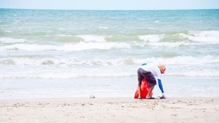 Μαθητές και εκπαιδευτικοί καθάρισαν παραλίες με το «Το Χαμόγελο του Παιδιού»