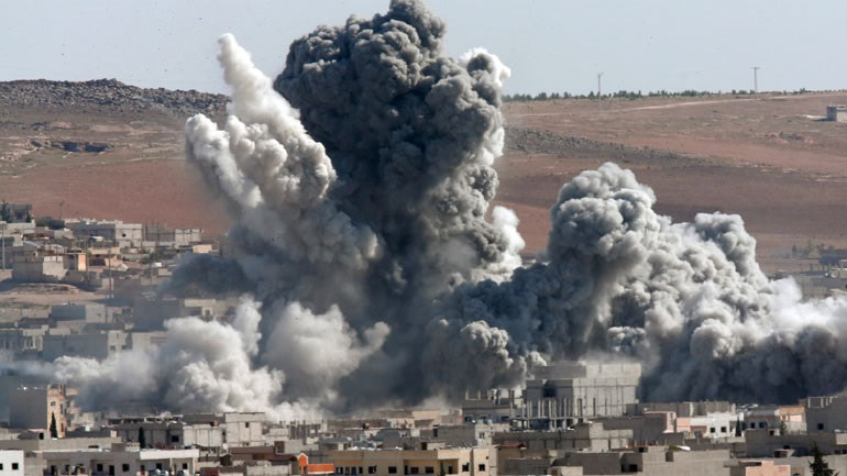 Νεκροί 25 άμαχοι από βομβαρδισμούς στη Συρία
