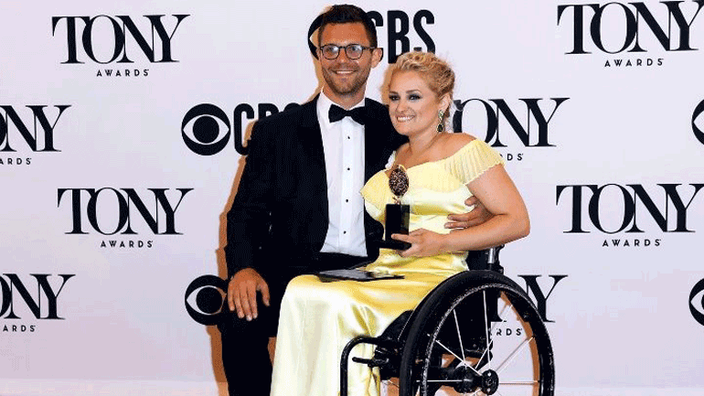 Άλι Στρόκερ, η πρώτη ηθοποιός σε αναπηρικό αμαξίδιο που κερδίζει Τόνι