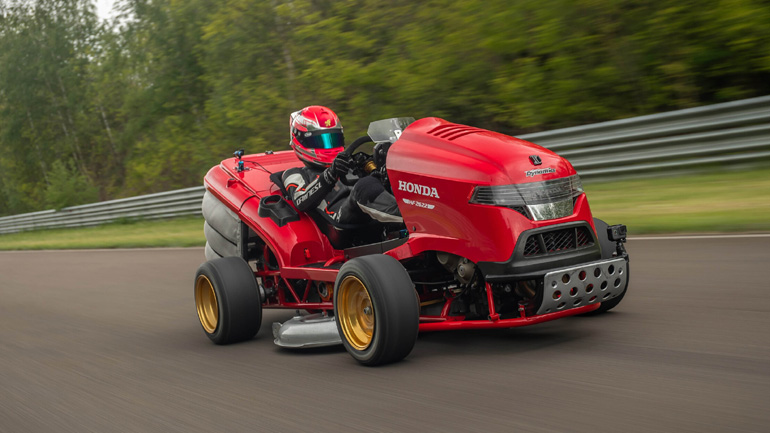 Αυτό το χλοοκοπτικό είναι πιο γρήγορο και από Ferrari!