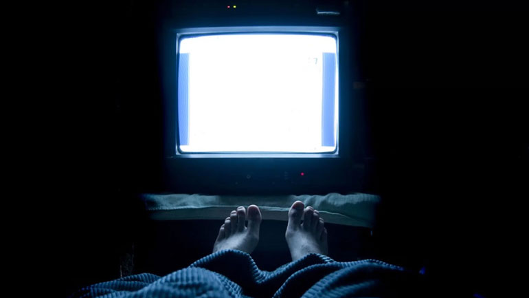 Μην κοιμάστε με ανοιχτά τα φώτα ή την τηλεόραση γιατί θα παχύνετε