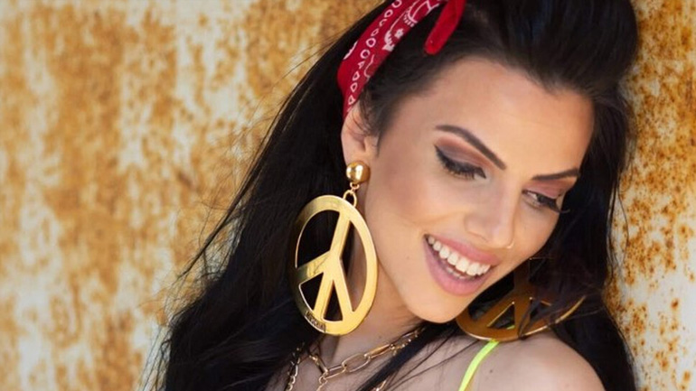 «Αντέχω»: Η Χρύσα Μπανδέλη κυκλοφορεί το νέο της τραγούδι