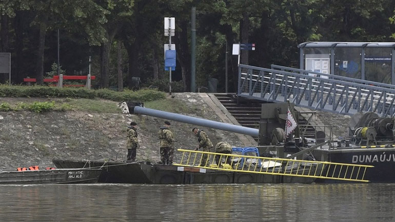 Τέσσερα πτώματα εντοπίστηκαν στο πλοίο που βυθίστηκε στον Δούναβη
