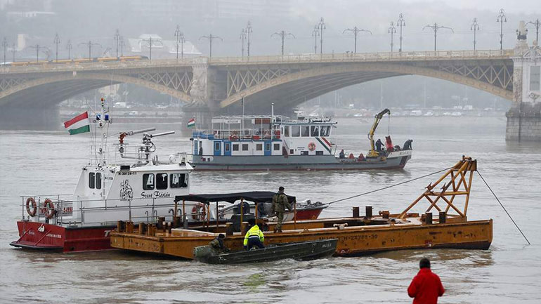 Ξεκίνησε η διαδικασία της ανέλκυσης του πλοίου που βυθίστηκε στον Δούναβη