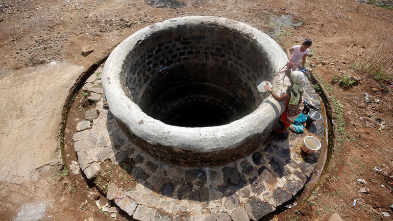 Νεκρό ανασύρθηκε το δίχρονο αγοράκι που είχε πέσει μέσα σε πηγάδι στην Ινδία