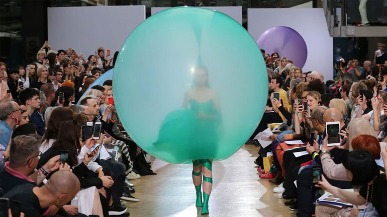 Fredrik Tjærandsen: Τεράστια μπαλόνια μετατρέπονται σε ρούχα πάνω στα σώματα των μοντέλων!
