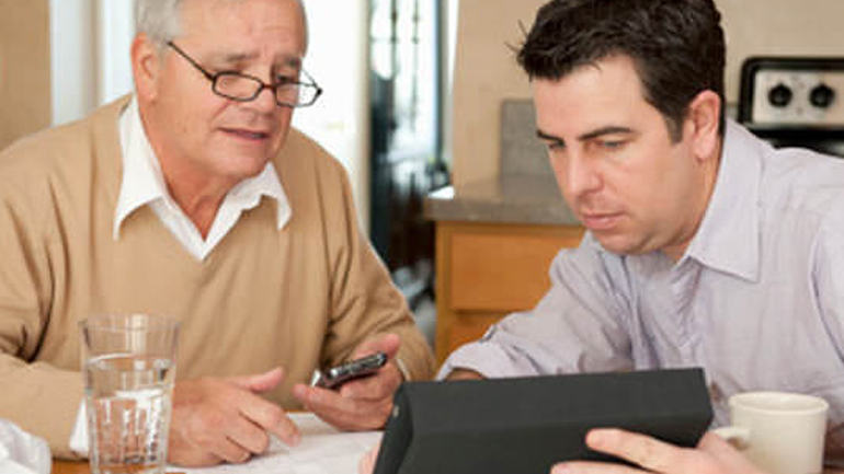 «Θα μου φτιάξεις το Internet;» – Tο βάρος της τεχνολογικής υποστήριξης των μεγαλύτερων ηλικιακά συγγενών πέφτει… στους millennials