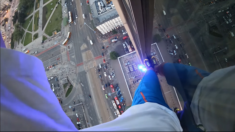 Σκαρφάλωσε σε ένα από τα ψηλότερα κτήρια της Πολωνίας