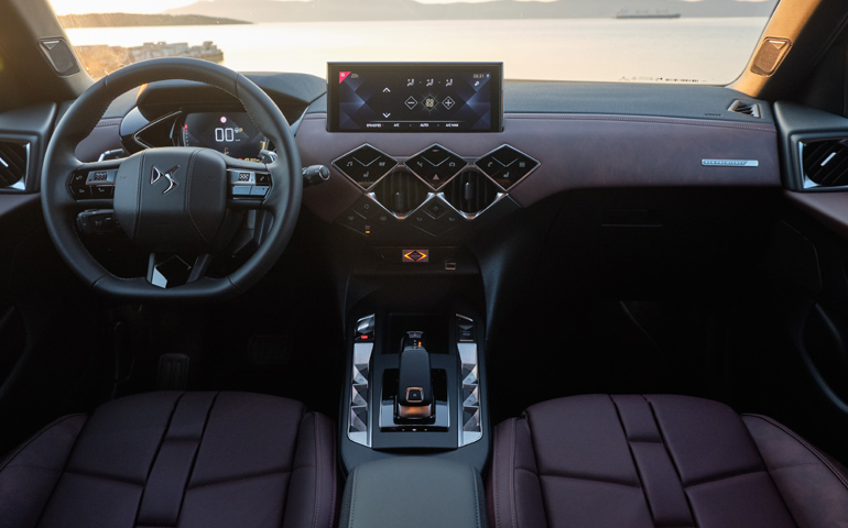 Μοναδικά σχέδια, δέρμα, αλουμίνιο και χειροποίητες ραφές