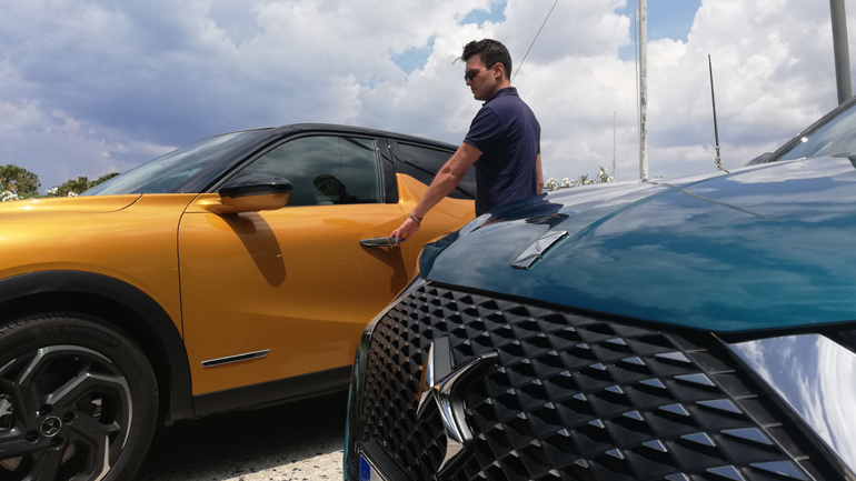 Οι αναδυόμενες λαβές των θυρών περιλαμβάνονται στον βασικό εξοπλισμό