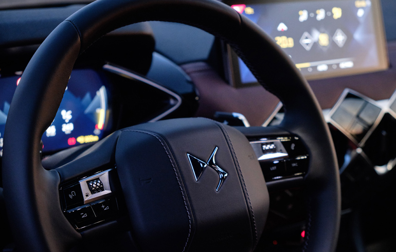 Δείτε την προσοχή που έχει δοθεί σε κάθε λεπτομέρεια. Τα κουμπιά στο τιμόνι είναι αφής