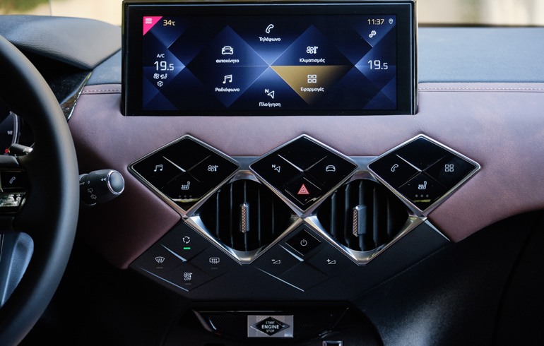 Το μπουτόν εκκίνησης του κινητήρα βρίσκεται στο κάτω τμήμα της κονσόλας