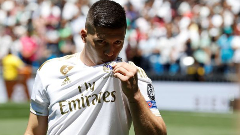 Ρεάλ Μαδρίτης: Υπέγραψε και παρουσιάστηκε ο Γιόβιτς