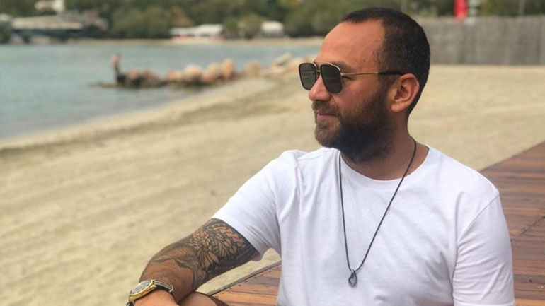 Κώστας Αναγωστόπουλος: Στη Μύκονο με μελαχρινή καλλονή στο πλευρό του!