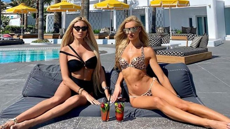 Αλεξάνδρα Παναγιώταρου – Τζούλια Νόβα: Καυτές πόζες δίπλα από το κύμα!