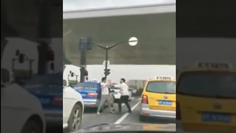 Ο πιο παράξενος καβγάς στον δρόμο