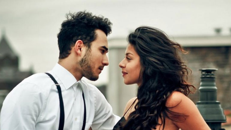 Τέσσερα κόλπα για να τον κάνετε να σας ερωτευτεί!