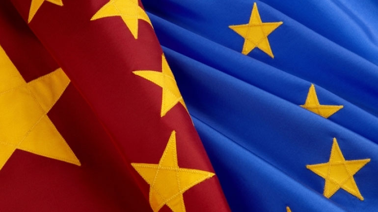 Αμηχανία της Ευρώπης εμπρός στις επιπτώσεις του εμπορικού πολέμου ΗΠΑ – Κίνας