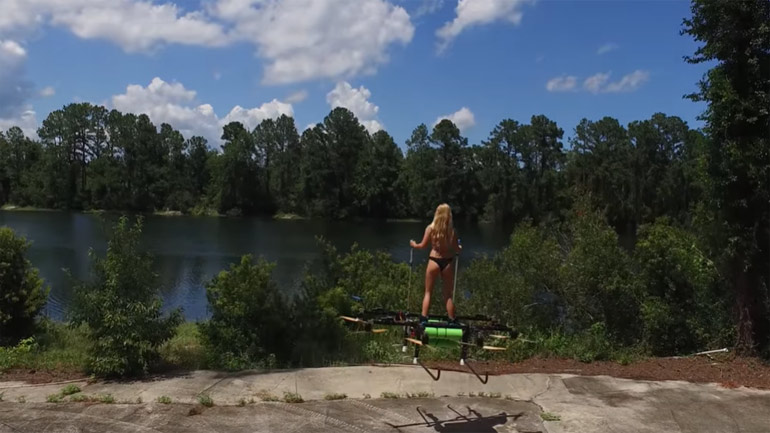 Καλλονή πετάει (η ίδια) πάνω σε drone!