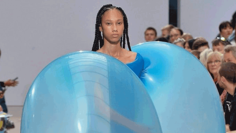 Τα μοντέλα φορούσαν «μπαλόνια»