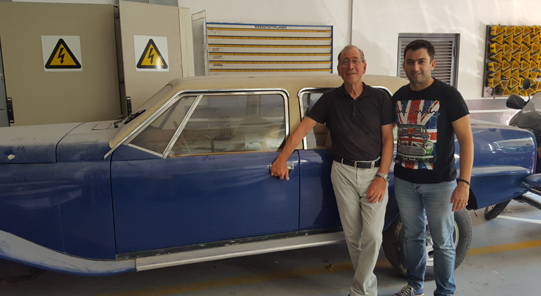 Μείνετε συντονισμένοι γιατί έρχεται θεματολογία που θα συναρπάσει! Στην φωτογραφία με τον σχεδιαστή Γιώργο Μιχαήλ και το 1 από 2 ελληνικά Chicago που κατασκευάστηκαν στη Σύρο τη δεκαετία του '70...