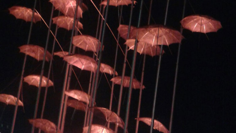 «Στα κόκκινα» Λευκός Πύργος και Ομπρέλες του Ζογγολόπουλου