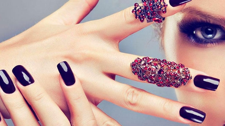 Πώς θα απαλλαγείτε από τις ενοχλητικές φυσαλίδες στα νύχια από το βερνίκι