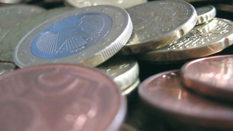 Ενισχύεται οριακά το ευρώ