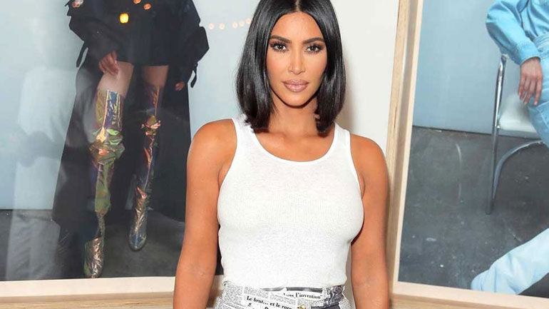 H Kim Kardashian αντέγραψε ένα από τα πιο διάσημα outfits της Carrie Bradshaw