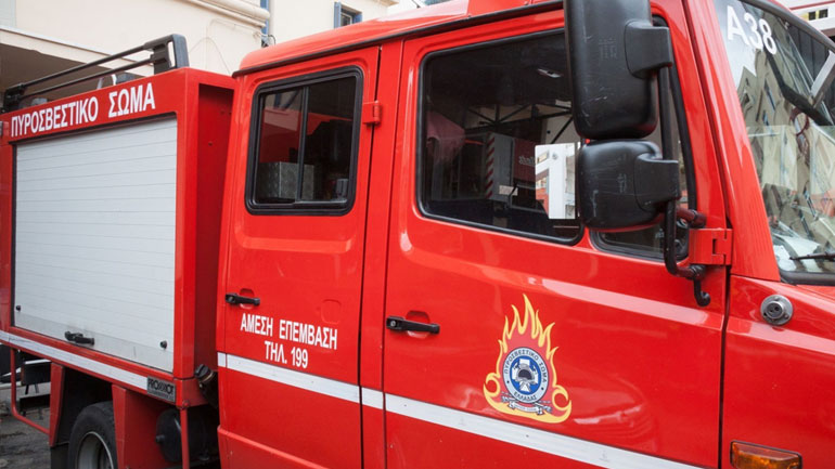 Άγνωστοι πυρπόλησαν τουριστικό λεωφορείο στην πλατεία Καραϊσκάκη