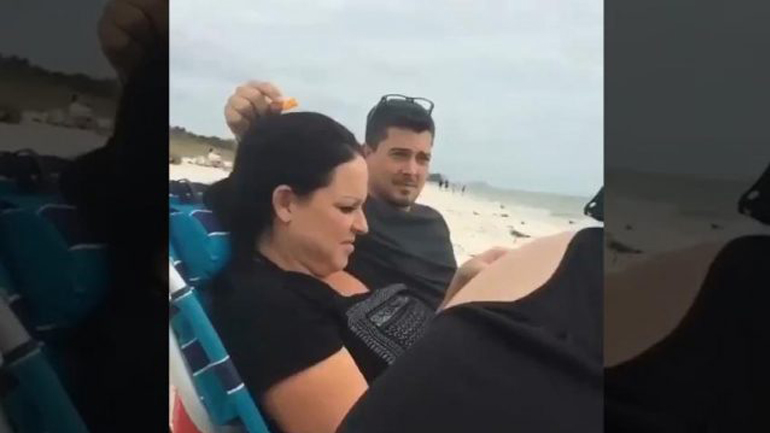 Έβαλε τροφή για τους γλάρους στο κεφάλι της γυναίκας του