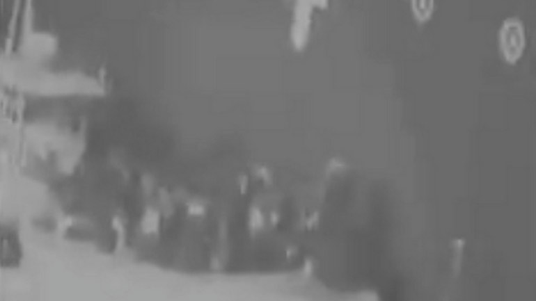 ΗΠΑ: Στη δημοσιότητα βίντεο που δείχνει Ιρανούς στρατιωτικούς να αφαιρούν μαγνητική νάρκη από ιαπωνικό δεξαμενόπλοιο ΗΠΑ: Στη δημοσιότητα βίντεο που δείχνει Ιρανούς στρατιωτικούς να αφαιρούν μαγνητική νάρκη από ιαπωνικό δεξαμενόπλοιο