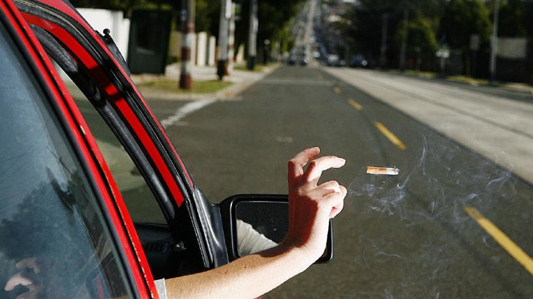 Πρόστιμο 575 δολαρίων σε οδηγό που πέταξε το τσιγάρο στον δρόμο
