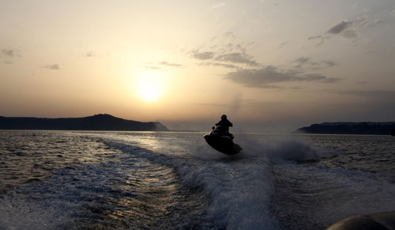 Το καλοκαίρι ήρθε και πρέπει να το ευχαριστηθούμε (πλάνο από το project Jet Tour Greece στην Καλντέρα στη Σαντορίνη)
