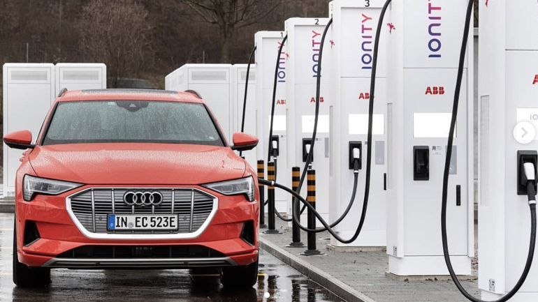 Η Ευρώπη γεμίζει σταθμούς φόρτισης