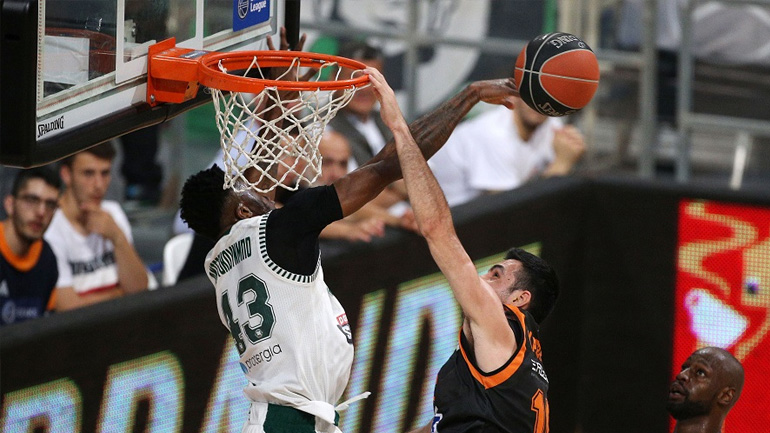 Κάρφωσε και στη συνέχεια τάπωσε ο Θανάσης Αντεντοκούνμπο!