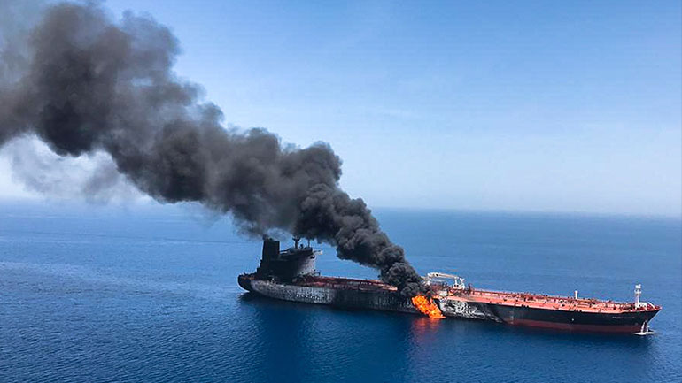 Ταχύπλοα του ιρανικού Πολεμικού Ναυτικού εμποδίζουν τη ρυμούλκηση του δεξαμενοπλοίου Front Altair