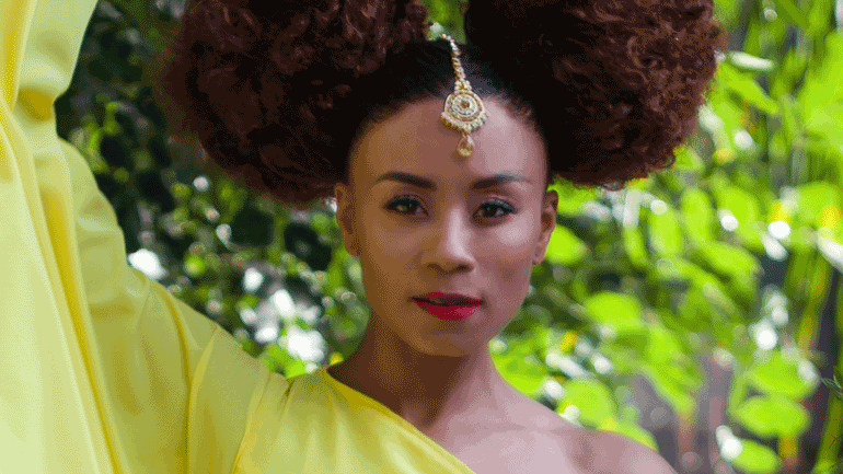 «Feel My Love»: Το νέο βίντεο κλιπ της Shaya στο οποίο συμμετέχουν ο σύζυγος και ο γιος της