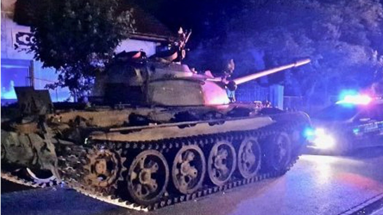 Πολωνία: Μεθυσμένος οδηγούσε σοβιετικό τανκ στο κέντρο της πόλης Πολωνία: Μεθυσμένος οδηγούσε σοβιετικό τανκ στο κέντρο της πόλης