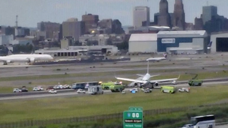 ΗΠΑ: Έκλεισε το αεροδρόμιο του Νιούαρκ – Αεροσκάφος βγήκε εκτός του διαδρόμου προσγείωσης