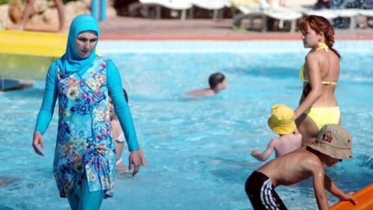 Γερμανία: Δικαστήριο αίρει την απαγόρευση του μπουρκίνι στις δημόσιες πισίνες του Κόμπλεντς