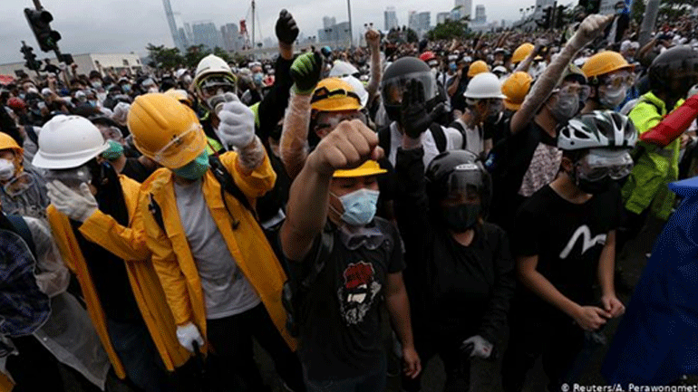 Το Χονγκ Κονγκ ανέστειλε τον αμφιλεγόμενο νόμο που προκάλεσε αναστάτωση στους κατοίκους