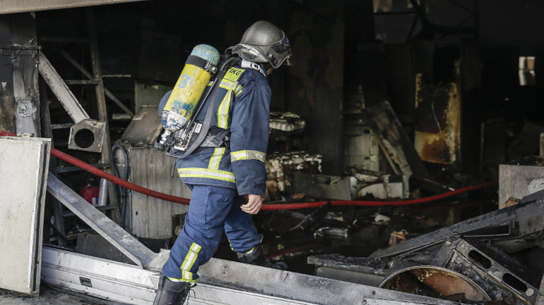Μεγάλες καταστροφές από πυρκαγιά στο Περιστέρι