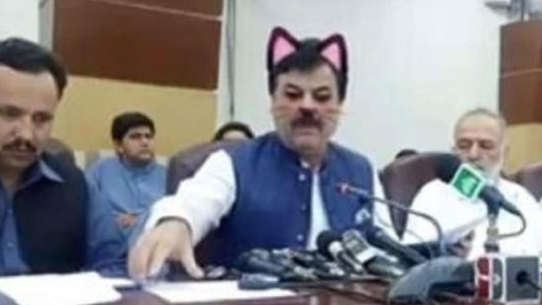 Πακιστάν: Υπουργός εμφανίστηκε με ροζ αυτάκια και μουστάκια γάτας… στο Facebook