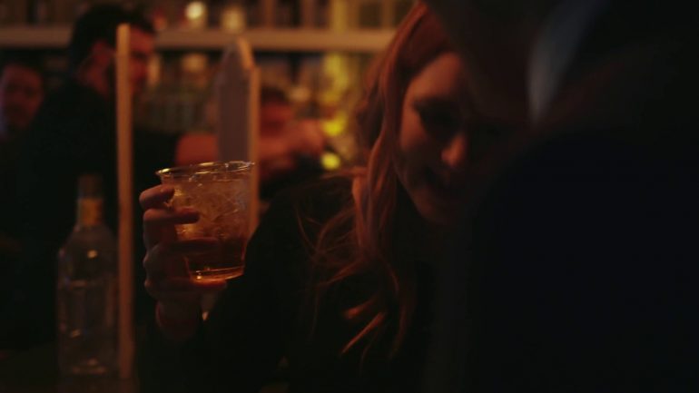 Την συνάντησαν στο μπαρ, τα ήπιαν και μετά την βίασαν