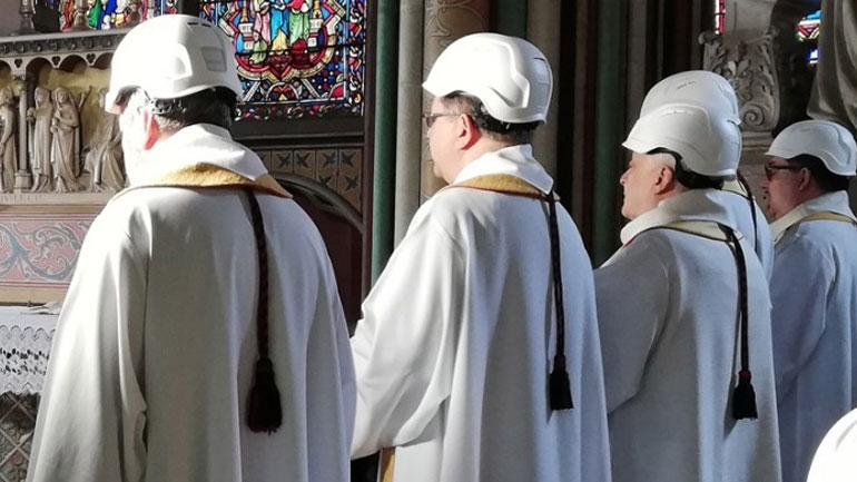 Τελέστηκε η πρώτη λειτουργία στον Καθεδρικό της Παναγίας των Παρισίων μετά τη φωτιά