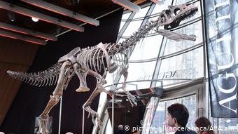 Δημοπρασία ενός δεινόσαυρου 155 εκ. ετών με φόντο τον Πύργο του Άιφελ στο Παρίσι