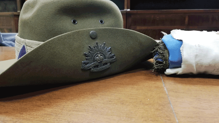 Η ιστορία του Αυστραλού στρατιώτη και της ελληνικής σημαίας που αποκαλύπτεται στην Κοβεντάρειο βιβλιοθήκη Κοζάνης