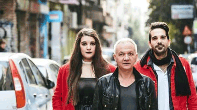 «Βόλτα στα Εξάρχεια» με τον Χρήστο Θηβαίο και τους String Demons