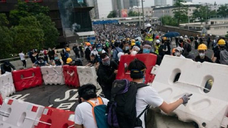 Χονγκ Κονγκ: Διαδήλωση με αίτημα την παραίτηση της Κάρι Λαμ και μια «συγγνώμη» από τις αρχές για την αστυνομική βία